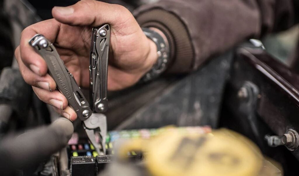 Leatherman Wingman pliers in use