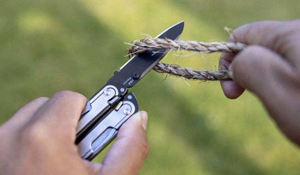 Leatherman arc blade is used to cut rope
